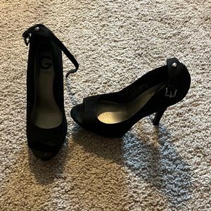 Lightly worn black, open toed pumps!